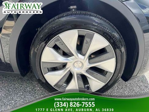 Used 2024 Tesla Model Y Long Range AWD/4WD image 30