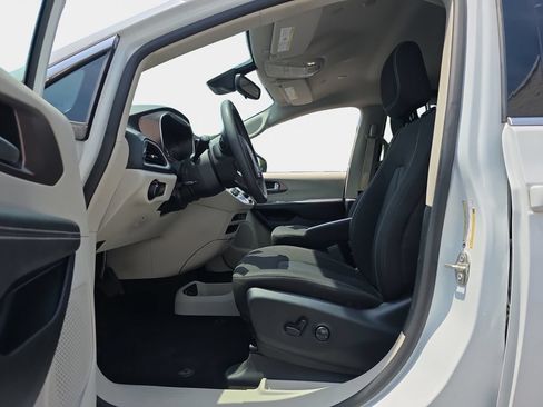 Used 2023 Chrysler Voyager LX FWD image 12