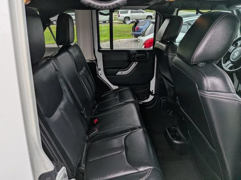 Used 2016 Jeep Wrangler Unlimited Sahara w/ Connectivity Group AWD/4WD image 9