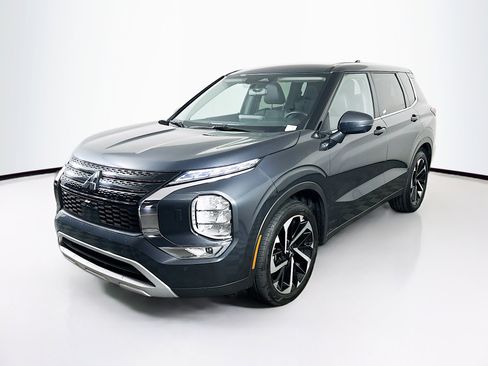 Used 2024 Mitsubishi Outlander SE image 3