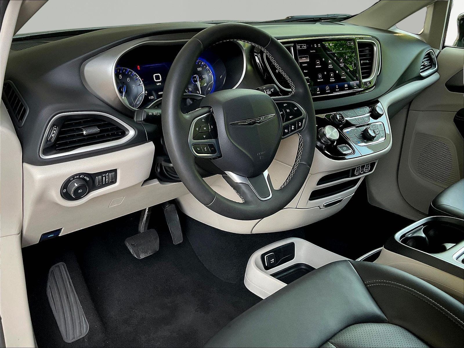 Used 2024 Chrysler Pacifica Touring-L FWD image 16