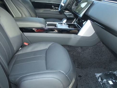 New 2026 Land Rover Range Rover Long Wheelbase SE image 3