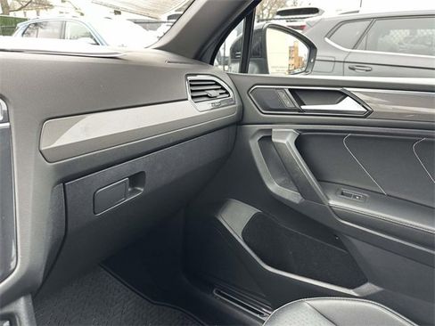 Certified 2022 Volkswagen Tiguan SE R-Line image 32