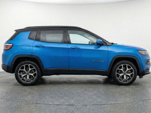 Used 2025 Jeep Compass Limited image 11