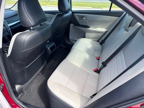 Used 2015 Toyota Camry SE w/ Moonroof Package FWD image 11