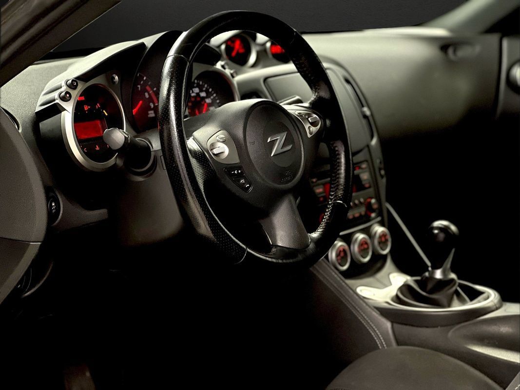 Used 2020 Nissan 370Z Coupe RWD image 17
