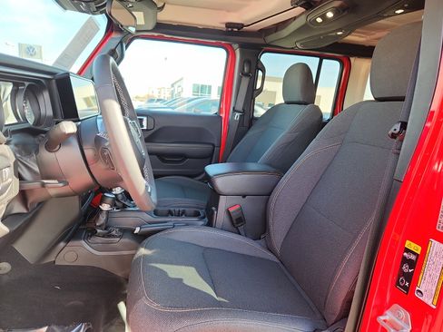 Used 2025 Jeep Wrangler Unlimited Sahara image 13