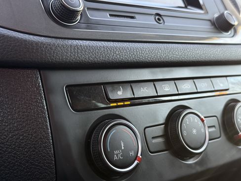 Used 2016 Volkswagen Tiguan S image 4