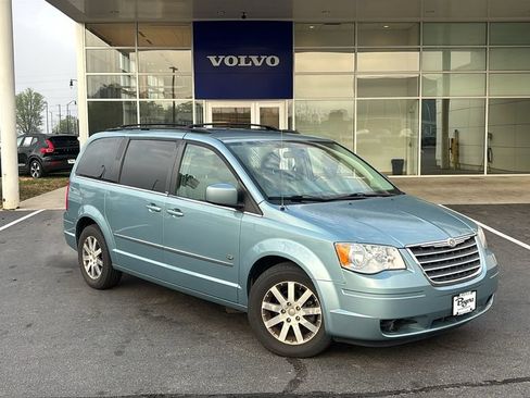 Used 2009 Chrysler Town & Country Touring FWD image 2