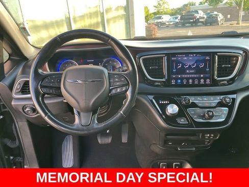 Used 2020 Chrysler Pacifica Touring-L FWD image 16
