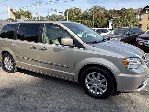 Used 2016 Chrysler Town & Country Touring w/ Driver Convenience Group image 8