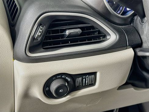 Used 2024 Chrysler Pacifica Touring-L FWD image 10