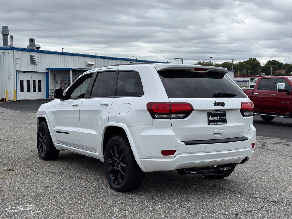 Used 2018 Jeep Grand Cherokee Altitude RWD image 3