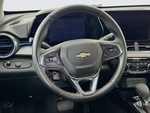 Used 2025 Chevrolet Trax LT w/ LT Convenience Package FWD image 18