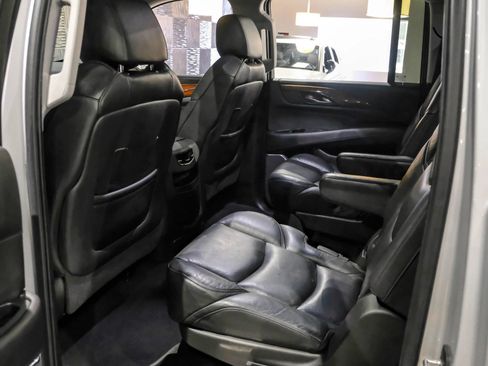 Used 2019 Cadillac Escalade ESV Luxury AWD/4WD image 33