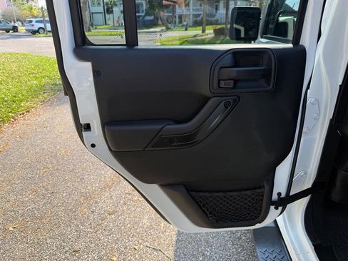 Used 2017 Jeep Wrangler Unlimited Sahara image 13