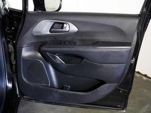 Used 2025 Chrysler Pacifica Select FWD image 31