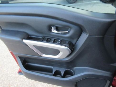 Used 2018 Nissan Titan SV w/ SV Convenience Package image 27