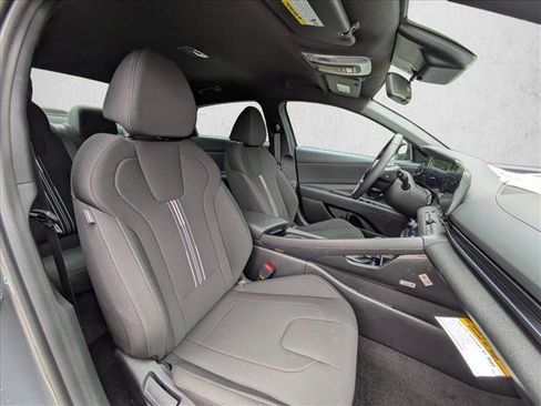 Certified 2025 Hyundai Elantra SEL FWD image 17
