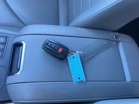 Used 2023 Toyota Highlander XLE image 31