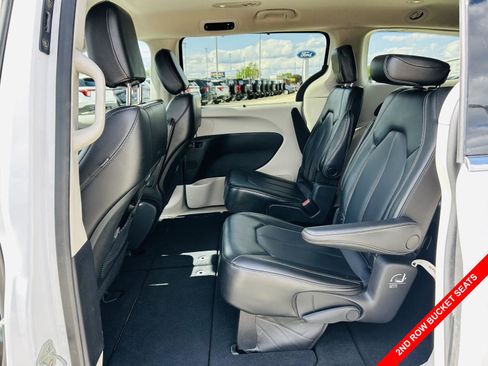Used 2023 Chrysler Pacifica Touring-L FWD image 26