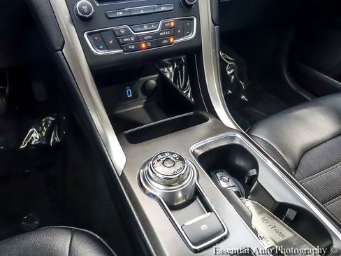 Used 2017 Ford Fusion SE w/ Equipment Group 201A FWD image 21