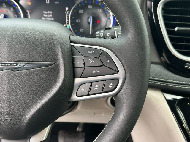 Used 2022 Chrysler Pacifica Touring-L FWD image 14