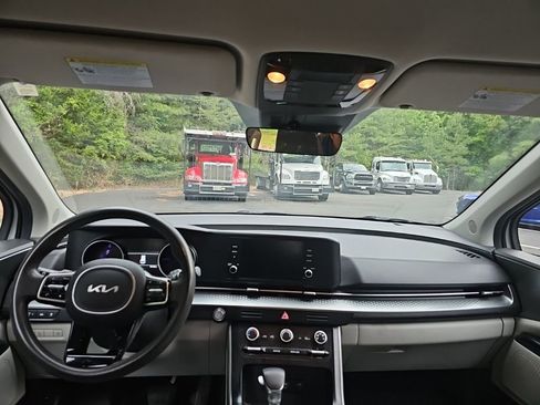 Used 2022 Kia Carnival LX FWD image 11