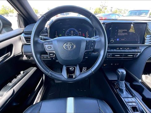 Used 2025 Toyota Camry SE FWD image 5