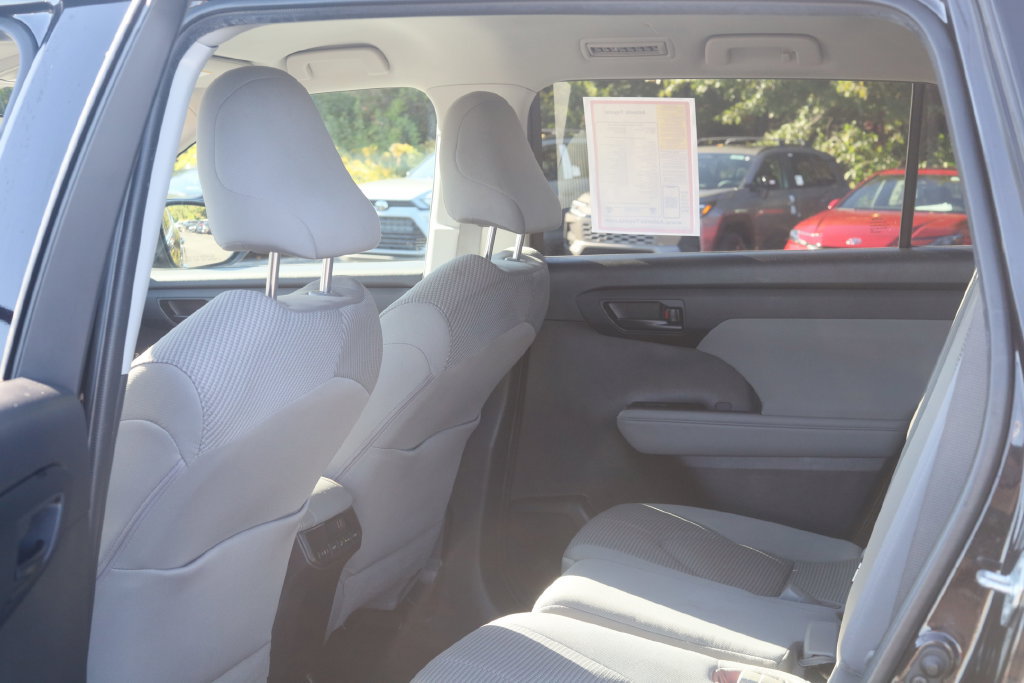 Used 2022 Toyota Highlander LE AWD/4WD image 28