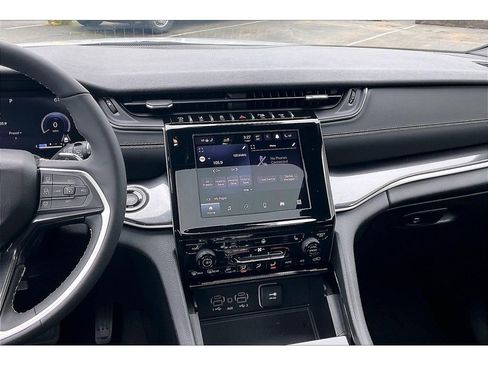 Used 2023 Jeep Grand Cherokee Altitude AWD/4WD image 6