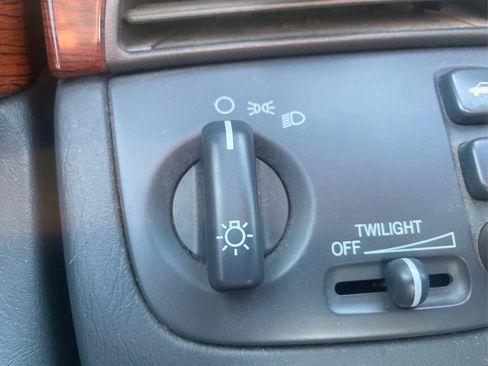 Used 2001 Cadillac De Ville w/ Comfort/Convenience Pkg FWD image 15