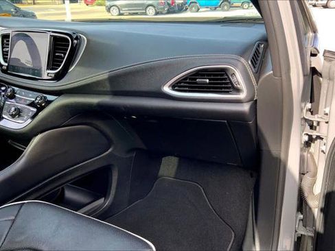 Certified 2025 Chrysler Pacifica Limited image 16