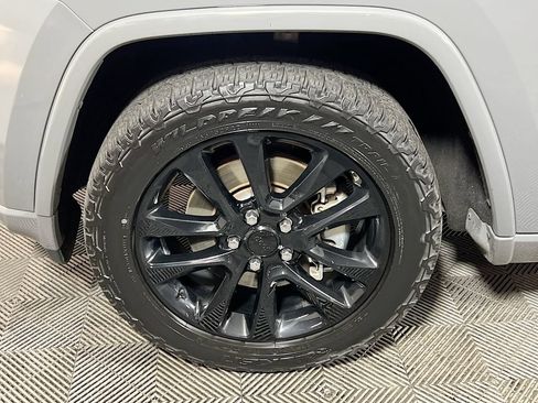 Used 2021 Jeep Grand Cherokee Laredo X AWD/4WD image 25