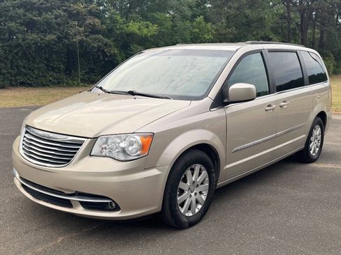 Used 2014 Chrysler Town & Country Touring FWD image 4