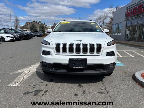 Used 2017 Jeep Cherokee Latitude w/ Cold Weather Group AWD/4WD image 2