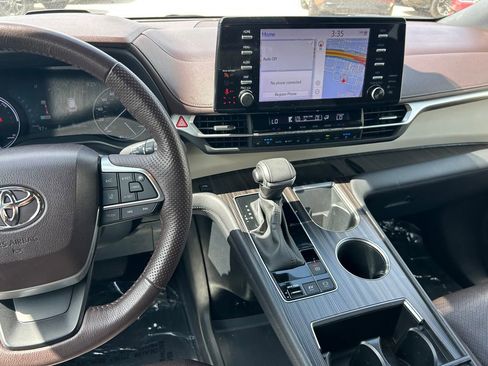 Used 2023 Toyota Sienna Platinum FWD image 19