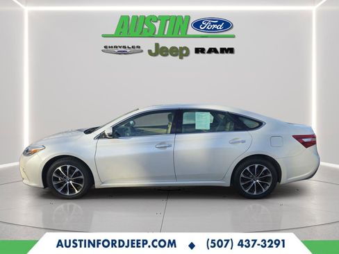 Used 2018 Toyota Avalon XLE Plus image 2