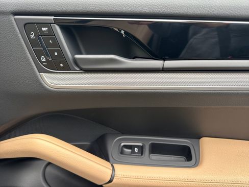 Certified 2025 Porsche Cayenne Coupe image 20