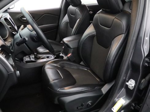 Used 2020 Jeep Cherokee Latitude Plus w/ Cold Weather Group FWD image 2