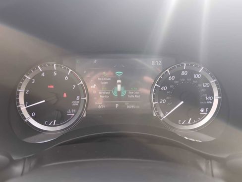Used 2024 Toyota Highlander XLE FWD image 12