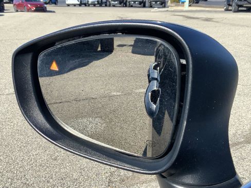 Used 2023 Chrysler Pacifica Touring-L image 22