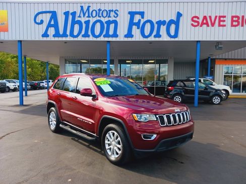 Used 2021 Jeep Grand Cherokee Laredo image 3
