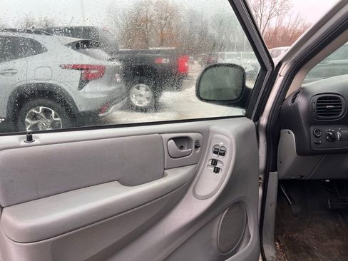 Used 2007 Chrysler Town & Country Touring image 6