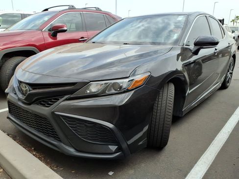 Used 2022 Toyota Camry SE FWD image 1