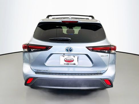Used 2024 Toyota Highlander XLE FWD image 6
