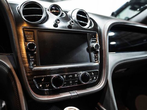 Used 2019 Bentley Bentayga AWD/4WD image 32