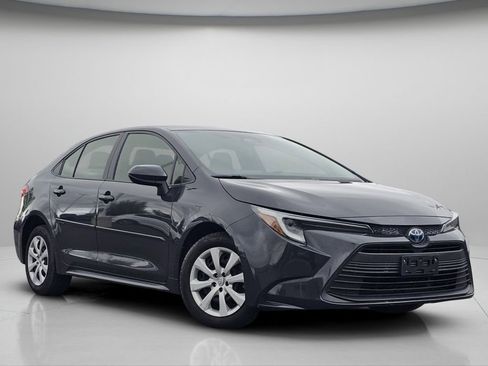 Used 2024 Toyota Corolla LE FWD image 2