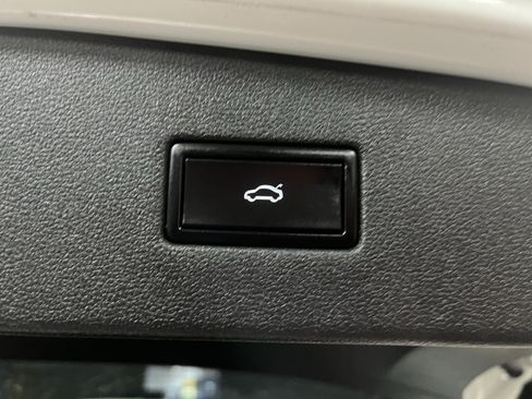 Used 2021 Volkswagen Tiguan SEL FWD image 16