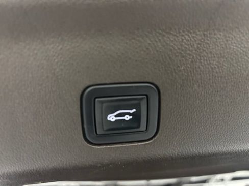Used 2022 GMC Yukon XL SLT w/ SLT Premium Package AWD/4WD image 12